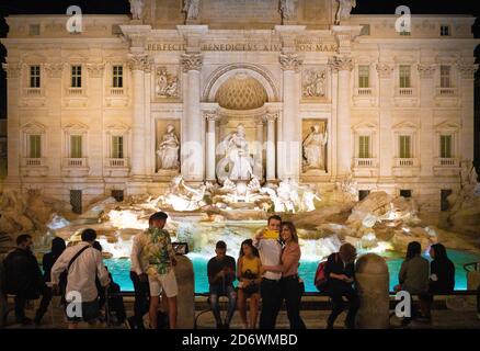 Vue nocturne sur la fontaine de Trevi à Rome. D'une série de photos de voyage en Italie. Date de la photo : mardi 22 septembre 2020. Photo: Roger Garfield/al Banque D'Images