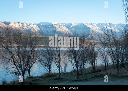 Montagnes enneigées sur la chaîne de Pise, regardant à travers le lac Dunstan, Cromwell, Central Otago, South Island, Nouvelle-Zélande Banque D'Images