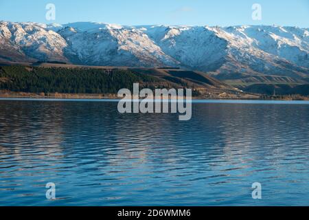 Montagnes enneigées sur la chaîne de Pise, regardant à travers le lac Dunstan, Cromwell, Central Otago, South Island, Nouvelle-Zélande Banque D'Images