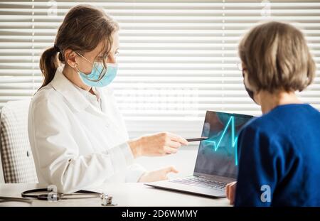 femme médecin consultant un patient portant un masque médical Banque D'Images