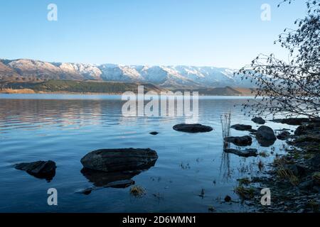 Montagnes enneigées sur la chaîne de Pise, regardant à travers le lac Dunstan, Cromwell, Central Otago, South Island, Nouvelle-Zélande Banque D'Images