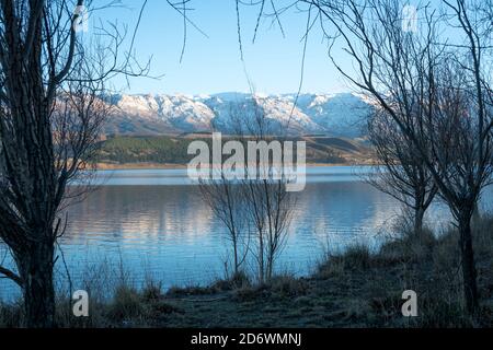 Montagnes enneigées sur la chaîne de Pise, regardant à travers le lac Dunstan, Cromwell, Central Otago, South Island, Nouvelle-Zélande Banque D'Images