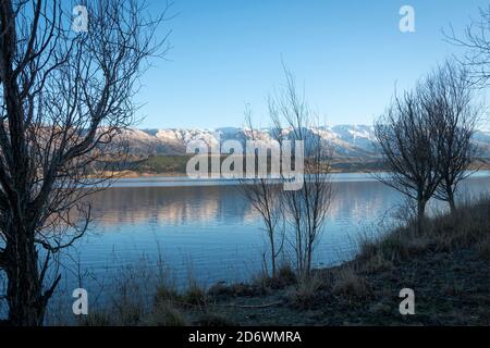 Montagnes enneigées sur la chaîne de Pise, regardant à travers le lac Dunstan, Cromwell, Central Otago, South Island, Nouvelle-Zélande Banque D'Images