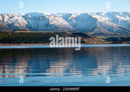 Montagnes enneigées sur la chaîne de Pise, regardant à travers le lac Dunstan, Cromwell, Central Otago, South Island, Nouvelle-Zélande Banque D'Images