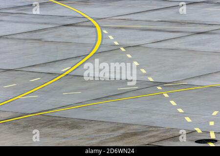 Feu d'atterrissage signalisation directionnelle sur le tarmac de la piste dans un aéroport commercial Banque D'Images