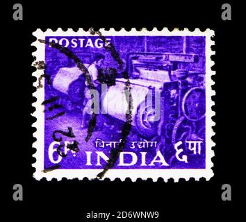 MOSCOU, RUSSIE - 13 MAI 2018: Un timbre imprimé en Inde montre machines textiles, plan quinquennal - 1er numéro (1955-58) série, vers 1955 Banque D'Images
