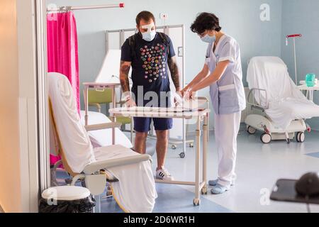 Reprise de l'activité dans l'unité de chirurgie ambulatoire polyvalente avec suivi des protocoles de sécurité sanitaire de COVID, hôpital de Bordeaux, mai 2020. Banque D'Images