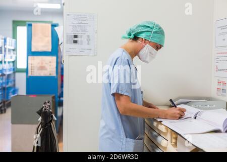 Reprise de l'activité dans l'unité de chirurgie ambulatoire polyvalente avec suivi des protocoles de sécurité sanitaire de COVID, hôpital de Bordeaux, mai 2020. Banque D'Images