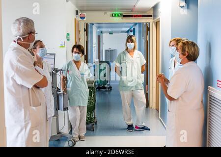 Reprise de l'activité dans l'unité de chirurgie ambulatoire polyvalente avec suivi des protocoles de sécurité sanitaire de COVID, hôpital de Bordeaux, mai 2020. Banque D'Images