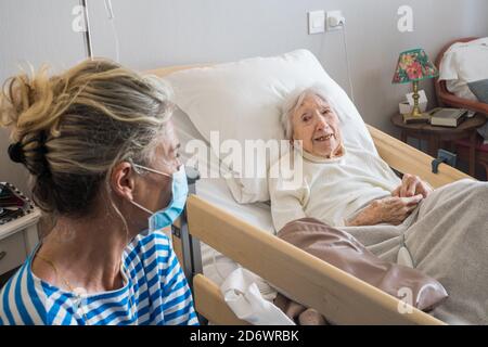 Centenaire d'une EHPAD pendant la pandémie de 2019-nCoV, France. Banque D'Images