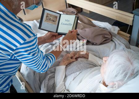 Femmes regardant de vieilles photos, France. Banque D'Images