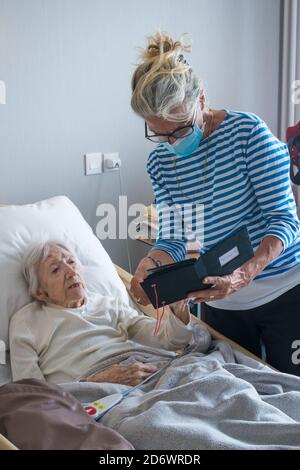 Centenaire d'une EHPAD pendant la pandémie de 2019-nCoV, France. Banque D'Images