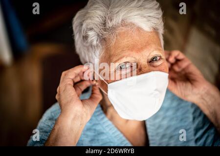 Femme portant un masque de protection pendant le confinement, pandémie Covid 19. Banque D'Images