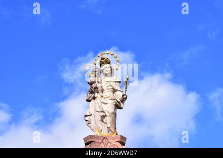 Vue rapprochée de la sculpture de Maria avec Jésus à Murnau am Staffelsee en Bavière, près de Munich. Banque D'Images