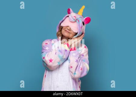 Femme mature en pyjama warmdrôle avec masque de sommeil sur ses yeux dormant. Banque D'Images
