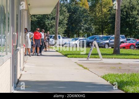 La Nouvelle-Orléans, Louisiana/USA - 10/17/2020 Front of Line pour voter à Lake Vista Polling place Banque D'Images