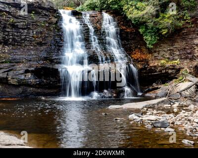 Muddy Falls dans le parc national de Swallow Falls à Oakland, Maryland, la chute d'eau en cascade et coulant sur le côté des rochers en automne avec des feuilles Banque D'Images