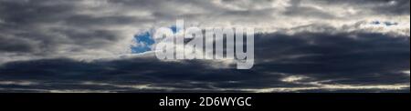 Panorama des nuages gris de tempête, des nuages lourds avec la pluie d'automne dans le ciel spectaculaire sont un présage de fortes pluies. Banque D'Images
