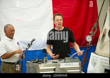 McGregor, Texas le 13 juin 2012 : l'administrateur en chef de la NASA, Charles Bolden, à gauche, et le PDG et concepteur en chef de SpaceX, Elon Musk, répondent aux questions sur le vaisseau spatial privé Dragon qui est revenu sur terre le 31 mai après avoir fourni des fournitures à la Station spatiale internationale. Banque D'Images