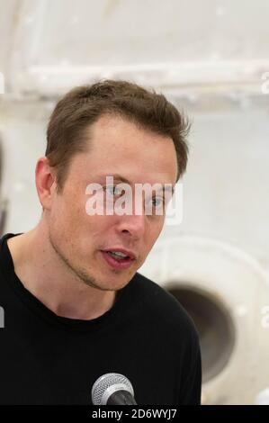 McGregor, Texas le 13 juin 2012 : Elon Musk, PDG de SpaceX, répond à des questions sur le vaisseau spatial privé Dragon qui est revenu sur terre le 31 mai après avoir fourni des fournitures à la Station spatiale internationale. L'installation à l'extérieur de Waco, au Texas, est un site d'essai majeur pour SpaceX. Banque D'Images