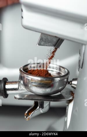 moulin à café moulant des grains fraîchement torréfiés, les préparer en poudre Banque D'Images
