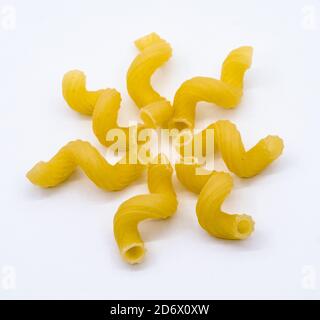 macaroni en spirale, motifs macaroni, tourbillons de macaroni sur fond blanc Banque D'Images