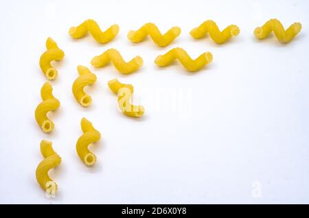 macaroni en spirale, motifs macaroni, tourbillons de macaroni sur fond blanc Banque D'Images