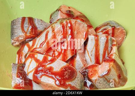 Tranches de poisson frais avec sauce teriyaki pour marinade. Banque D'Images