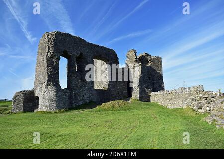 Château de Kendal, fortification médiévale. L'image montre une partie des murs en ruines de l'ancien manoir lors d'une journée ensoleillée. Kendal, Cumbria, Royaume-Uni. Banque D'Images