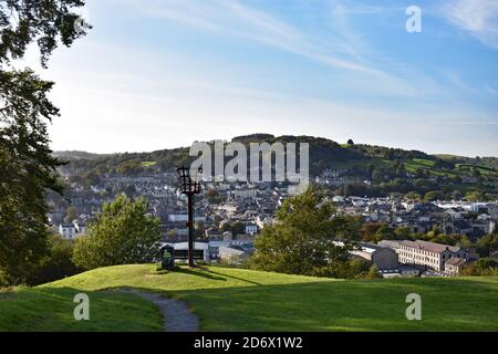 Vue sur la ville principale de Kendal depuis le sommet de la colline où se trouve le château de Kendal. Une balise se trouve au sommet de la colline herbeuse. Kendal, Royaume-Uni Banque D'Images