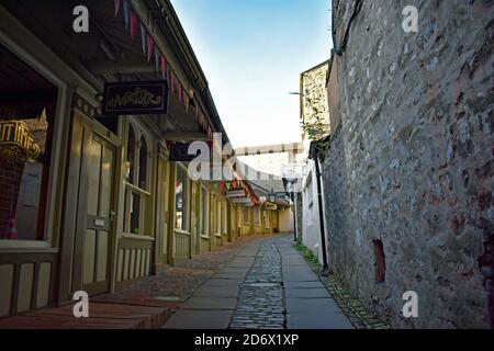 New Shambles Lane, un chemin historique à l'origine pour les abattoirs, maintenant pour les boutiques. Fonctions traditionnelles toujours visibles. Kendal, Angleterre. Banque D'Images