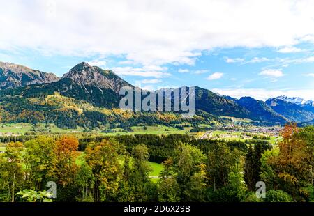 Vue panoramique sur Obersdorf à Allgau. Rubihorn, Nebelhorn mouintain, Bavière, Bayern, Allemagne. Big (Großer) Klottenkopf, alpes montagnes du Tyrol, Aust Banque D'Images