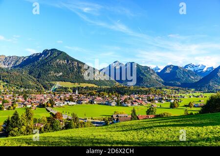 Vue panoramique sur Obersdorf à Allgau. Rubihorn, Nebelhorn mouintain, Bavière, Bayern, Allemagne. Big (Großer) Klottenkopf, alpes montagnes du Tyrol, Aust Banque D'Images