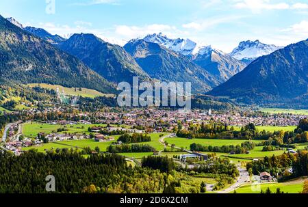 Vue panoramique sur Obersdorf à Allgau. Nebelhorn mouintain, Bavière, Bayern, Allemagne. Big (Großer) Klottenkopf, montagnes des alpes au Tyrol, Autriche Banque D'Images