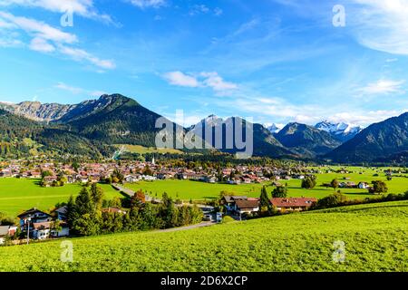 Vue panoramique sur Obersdorf à Allgau. Rubihorn, Nebelhorn mouintain, Bavière, Bayern, Allemagne. Big (Großer) Klottenkopf, alpes montagnes du Tyrol, Aust Banque D'Images