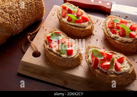 entrée, pique-nique, tomates cerises, jamon, personne, légumes, alimentation, table, coupe, planche, crostini, traditionnel, basilic, rôti, méditerranéen, italia Banque D'Images