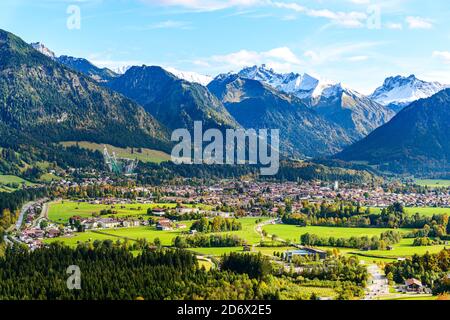 Vue panoramique sur Obersdorf à Allgau. Nebelhorn mouintain, Bavière, Bayern, Allemagne. Big (Großer) Klottenkopf, montagnes des alpes au Tyrol, Autriche Banque D'Images