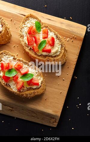 entrée, pique-nique, tomates cerises, jamon, personne, légumes, alimentation, table, coupe, planche, crostini, traditionnel, basilic, rôti, méditerranéen, italia Banque D'Images