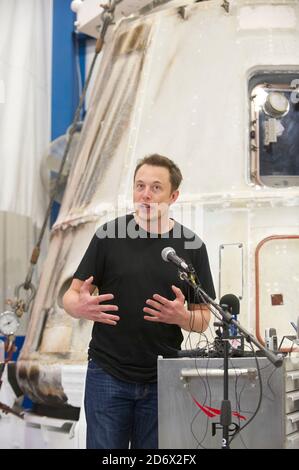 McGregor, Texas, États-Unis. 13 juin 2012. ELON MUSK, PDG de SpaceX, répond aux questions du 13 juin 2012 concernant le vaisseau spatial privé Dragon qui est revenu sur terre le 31 mai après avoir fourni des fournitures à la Station spatiale internationale. L'installation à l'extérieur de Waco, au Texas, est un site d'essai majeur pour SpaceX. Crédit : Bob Daemmrich/ZUMA Wire/Alay Live News Banque D'Images