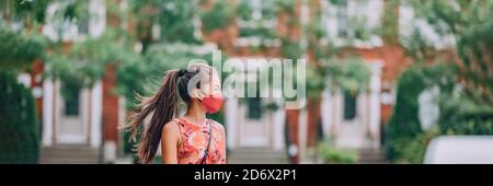 Femme asiatique marchant dans la rue de ville portant un masque de protection obligatoire. Mode de vie panoramique des personnes pendant une pandémie de coronavirus Banque D'Images