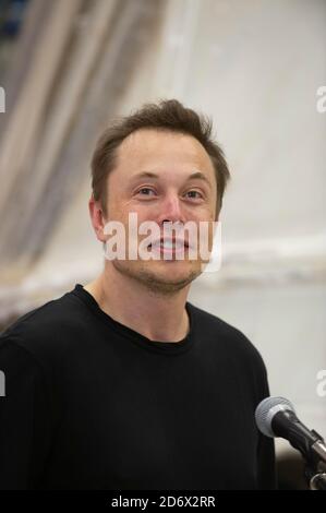 McGregor, Texas, États-Unis. 13 juin 2012. McGregor, Texas le 13 juin 2012 : ELON MUSK, PDG de SpaceX, répond aux questions sur le vaisseau spatial privé Dragon qui est revenu sur terre le 31 mai après avoir fourni des fournitures à la Station spatiale internationale. L'installation à l'extérieur de Waco, au Texas, est un site d'essai majeur pour SpaceX. Crédit : Bob Daemmrich/ZUMA Wire/Alay Live News Banque D'Images