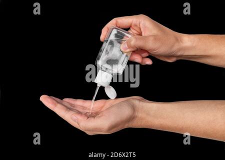 Petit flacon de désinfectant portatif pour les mains. Femme utilisant pour aller distributeur pour des mains propres pendant les déplacements ou les achats Banque D'Images