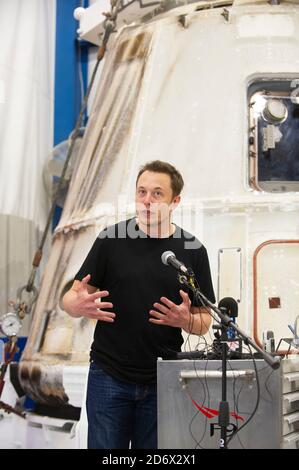 McGregor, Texas, États-Unis. 13 juin 2012. McGregor, Texas le 13 juin 2012 : ELON MUSK, PDG de SpaceX, répond aux questions sur le vaisseau spatial privé Dragon qui est revenu sur terre le 31 mai après avoir fourni des fournitures à la Station spatiale internationale. L'installation à l'extérieur de Waco, au Texas, est un site d'essai majeur pour SpaceX. Crédit : Bob Daemmrich/ZUMA Wire/Alay Live News Banque D'Images