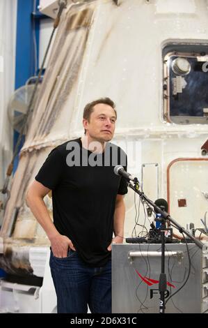 McGregor, Texas, États-Unis. 13 juin 2012. ELON MUSK, PDG de SpaceX, répond aux questions du 13 juin 2012 concernant le vaisseau spatial privé Dragon qui est revenu sur terre le 31 mai après avoir fourni des fournitures à la Station spatiale internationale. L'installation à l'extérieur de Waco, au Texas, est un site d'essai majeur pour SpaceX. Crédit : Bob Daemmrich/ZUMA Wire/Alay Live News Banque D'Images