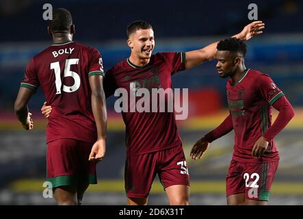 Wolverhampton Wanderers Leander Dendoncker (au centre) célèbre avec Willy Boly (à gauche) et Cabral Nelson Semedo après le coup de sifflet final du match de la Premier League à Elland Road, Leeds. Banque D'Images