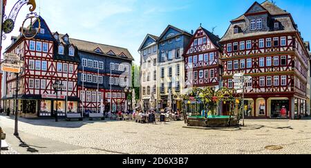 Herborn, Allemagne - avril 22 2019 : maisons à colombages sur la place du marché (Marktplatz) à Herborn. Hessen, Allemagne Banque D'Images