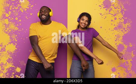 Couple avec casque écouter de la musique et danser avec énergie sur fond violet et jaune Banque D'Images