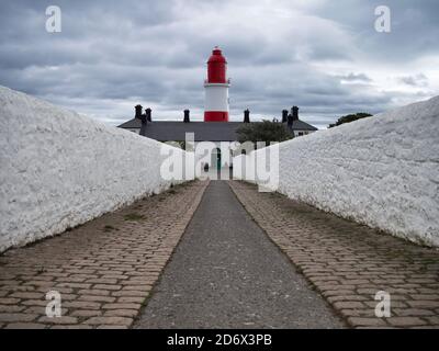 Phare de Souter lors d'une journée spectaculaire et nuageux à Marsden Village, Tyne & Wear, Angleterre Banque D'Images