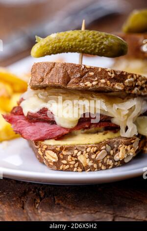 sandwich reuben sur bois rustique Banque D'Images