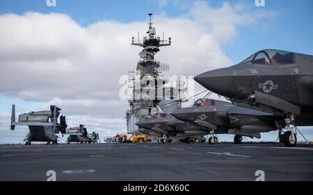 201010-N-LD903-1026 OCÉAN PACIFIQUE (OCT 10, 2020) – quatre F-35B Lightning IIS, affectés au Marine Fighter Attack Squadron (VMFA) 122, et MV-22 Osprey, affectés au Marine Medium Tiltrotor Squadron (renforcé) 164, 15e unité expéditionnaire maritime, se tiennent enchaînés au pont de vol à bord du navire d'assaut amphibie USS Makin Island (LHD 8). Le groupe prêt amphibie de l'île de Makin et le 15e MEU mènent des opérations de routine dans la zone d'opérations de la 3e flotte des États-Unis. (É.-U. Navy photo par Mass communication Specialist 3rd Class Ethan Jaymes Morrow) Banque D'Images